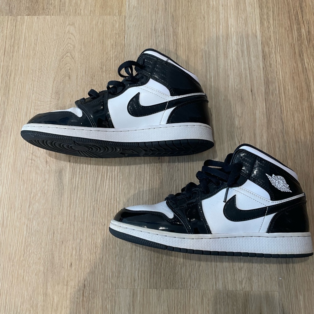 Jordan 1 Mid Carbon Fiber. Size 6Y (size 8 in woman’s)